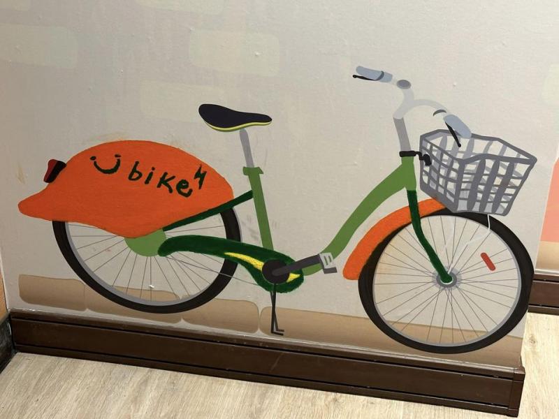 其實機構的牆面原本有一台綠色的T Bike