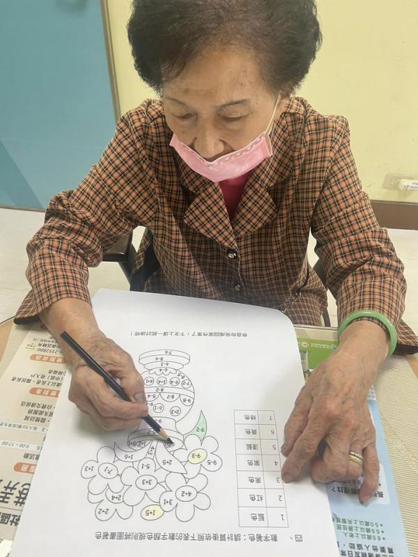 喜歡畫畫的樂齡阿嬤