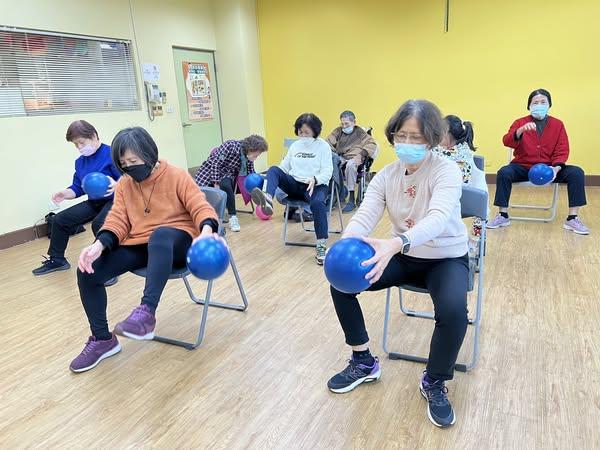 咖啡館每週二早上10:30-12:00請你跟我這樣做體適能課程