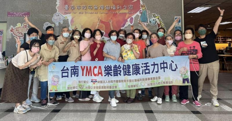 樂齡健康活力中心換了新布條