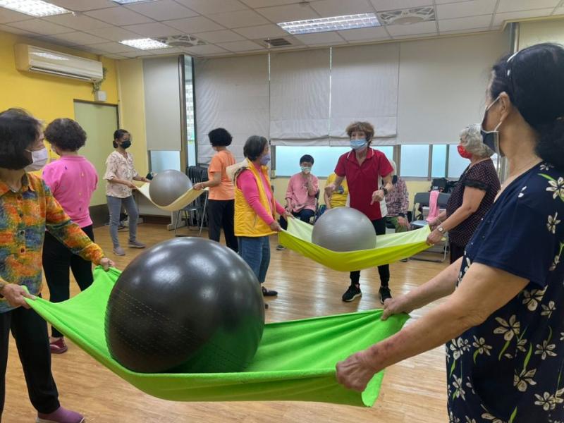 每次樂小編看見咱們樂齡精神代表人物-林玉雲老師(72歲)都覺得超級棒的