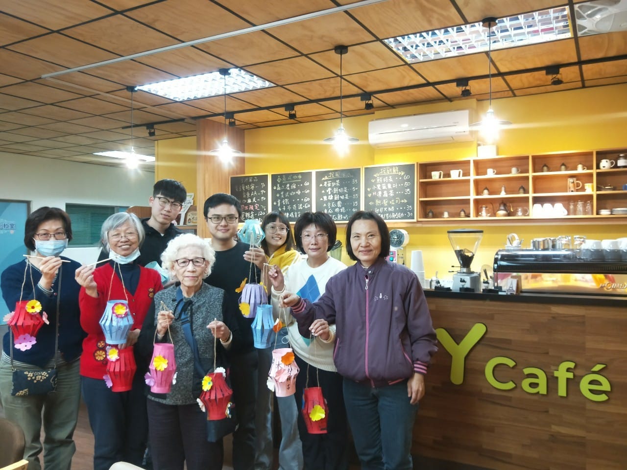 照顧咖啡館-燈籠慶元宵，祝福大家健康平安