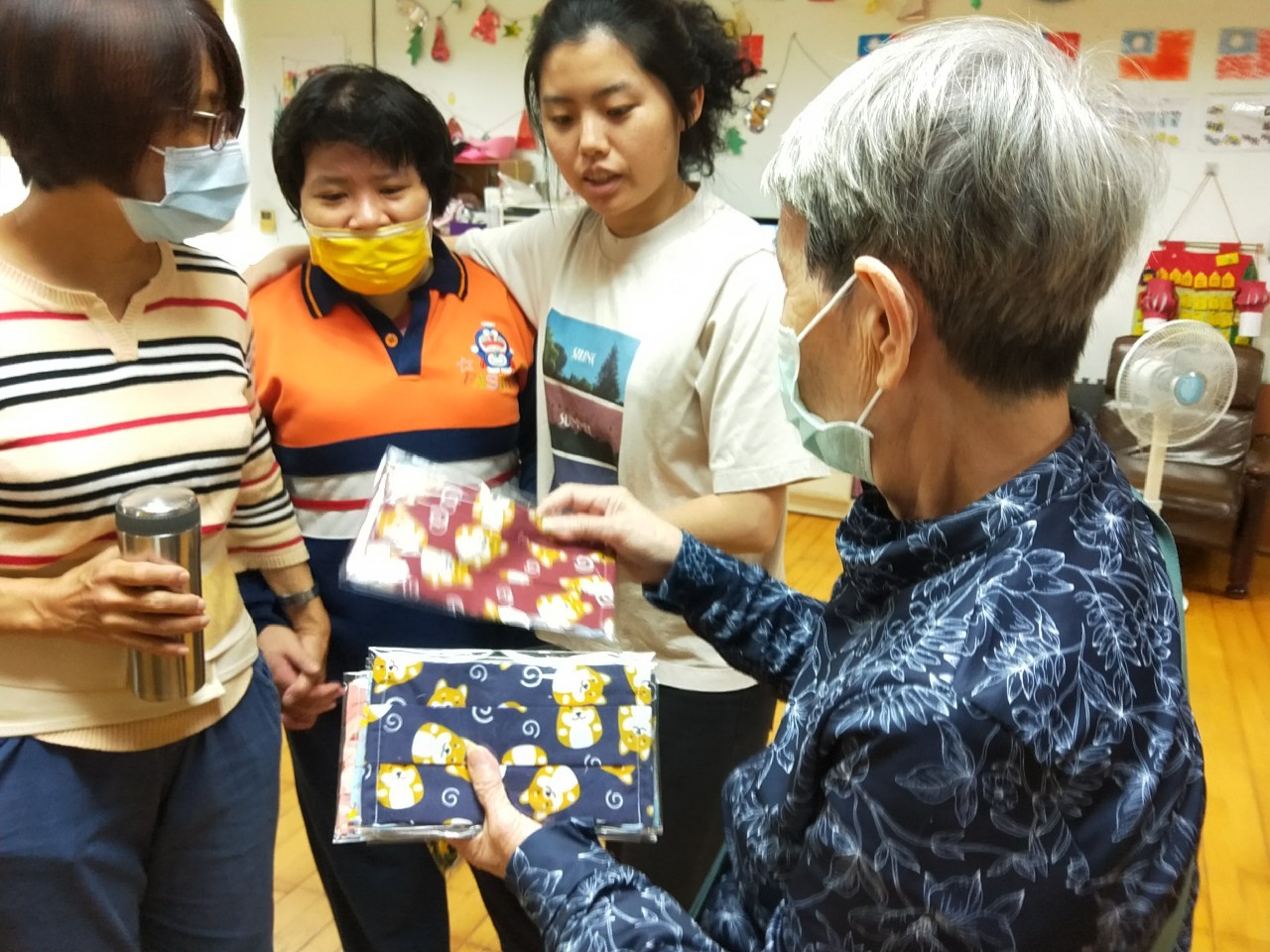 樂齡活力中心-【109.3.4樂齡長者手作口罩送愛到瑞復益智中心孩童】圖片